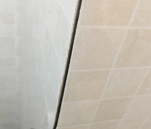 江都瓷砖空鼓维修公司分享阳台瓷砖脱落的修复过程可以分为以下几个步骤