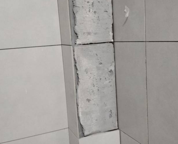 江都瓷砖空鼓维修公司分享下瓷砖施工前基层浇水润湿程度不足，可能导致以下问题