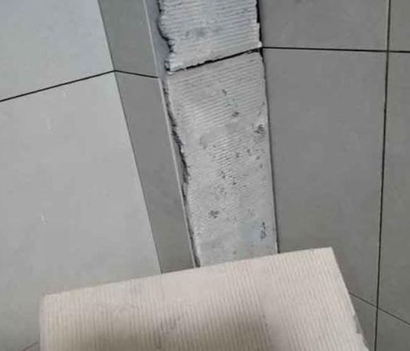 江都瓷砖空鼓维修公司分享下厨房瓷砖脱落的补救措施。